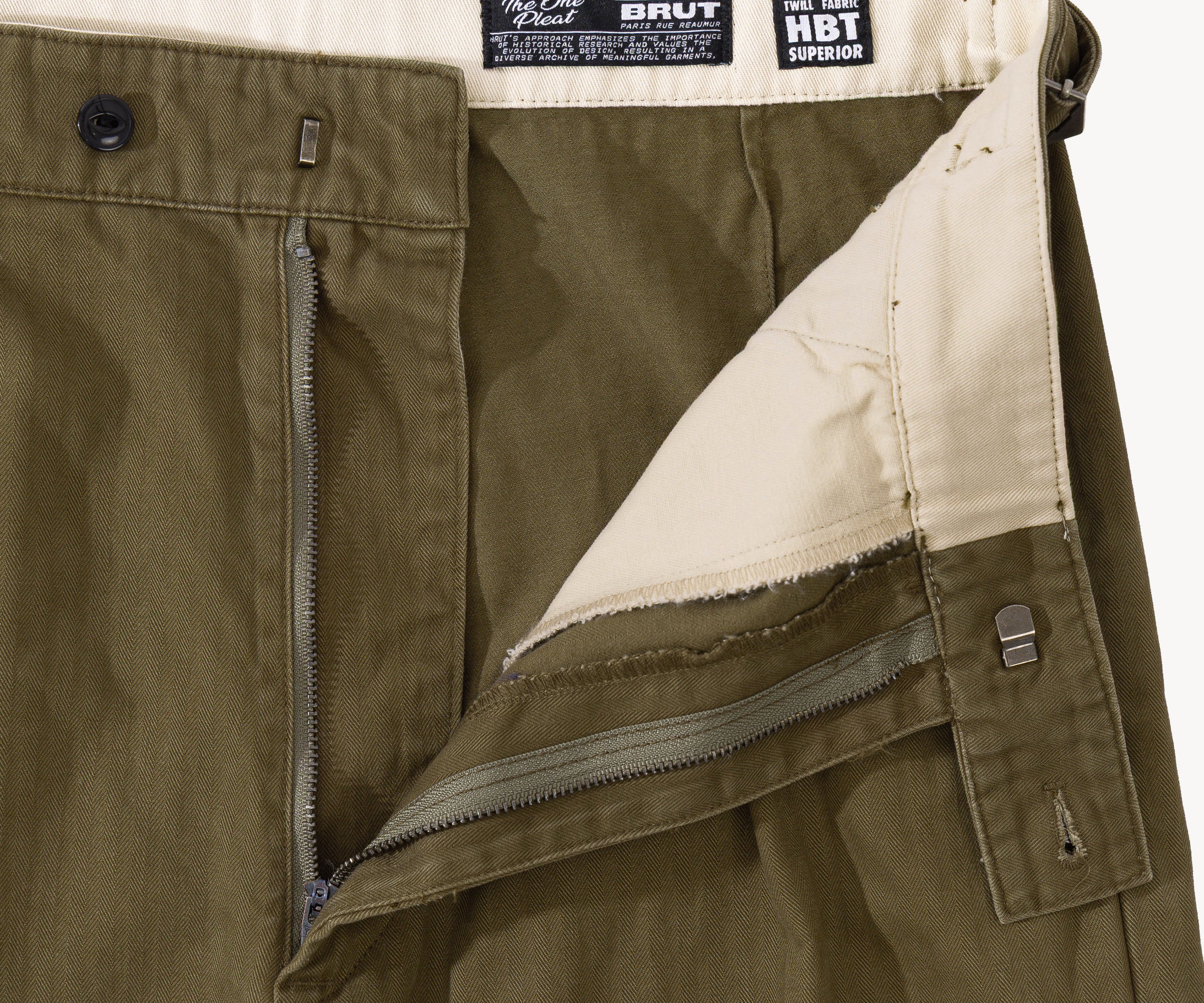 THE ONE PLEAT PANTS Taille US 26 / FR 36 / HBT VERT OLIVE - BRUT Clothing